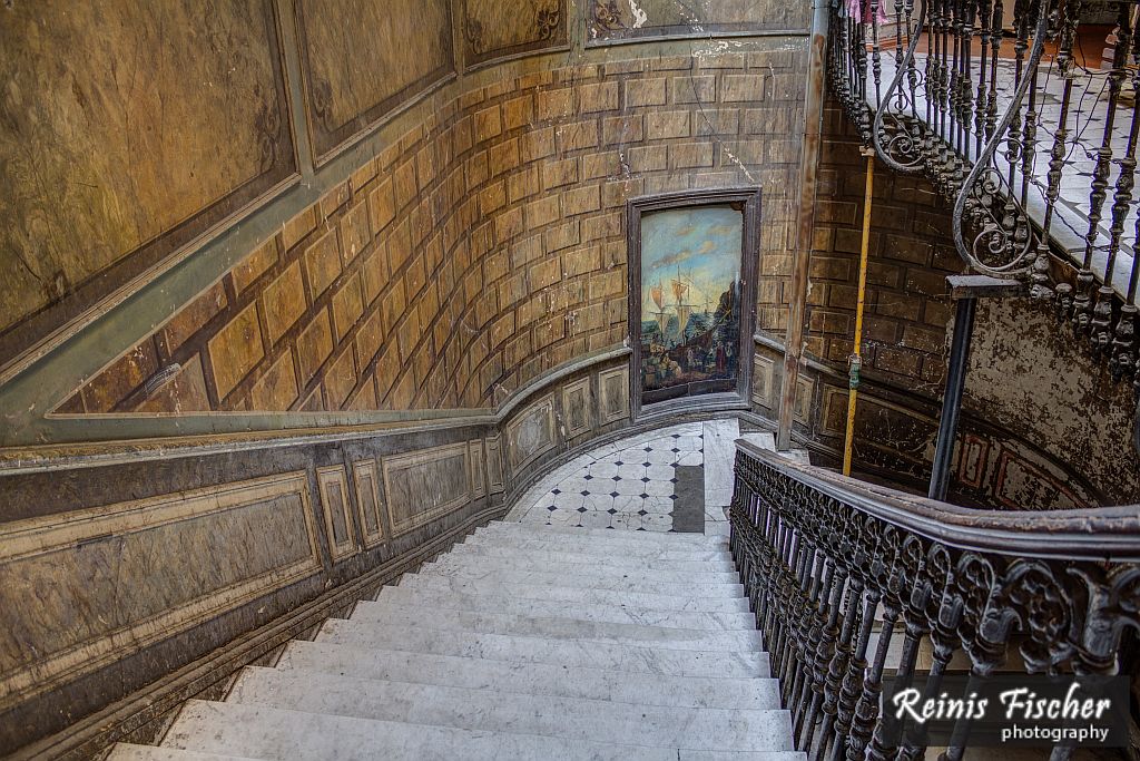 What's left from old day glory at former hotel London in Tbilisi