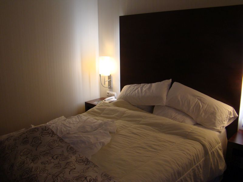 The bed at Hotel Ultopia Girona