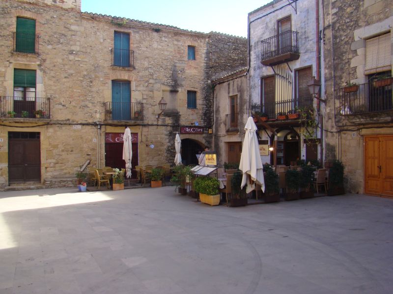 Peratallada Town square