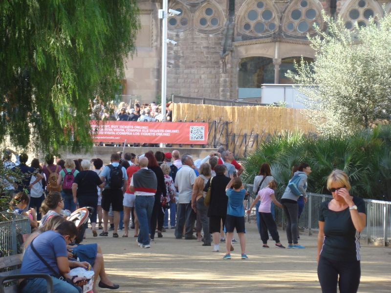 A verly long queue wanting to enter La Sagrada Familia