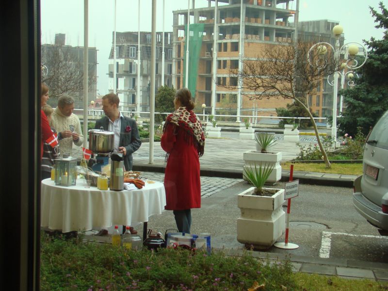 Danes are selling hot wine in front of entrance at hotel