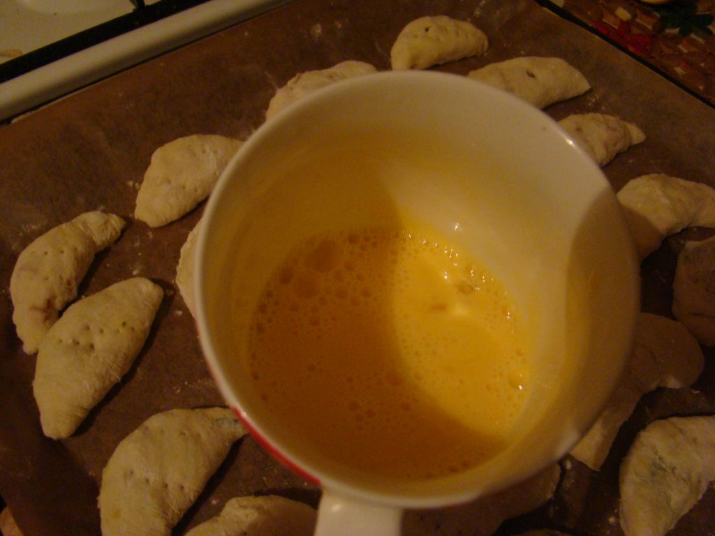 Egg yolk for pirozhki covering