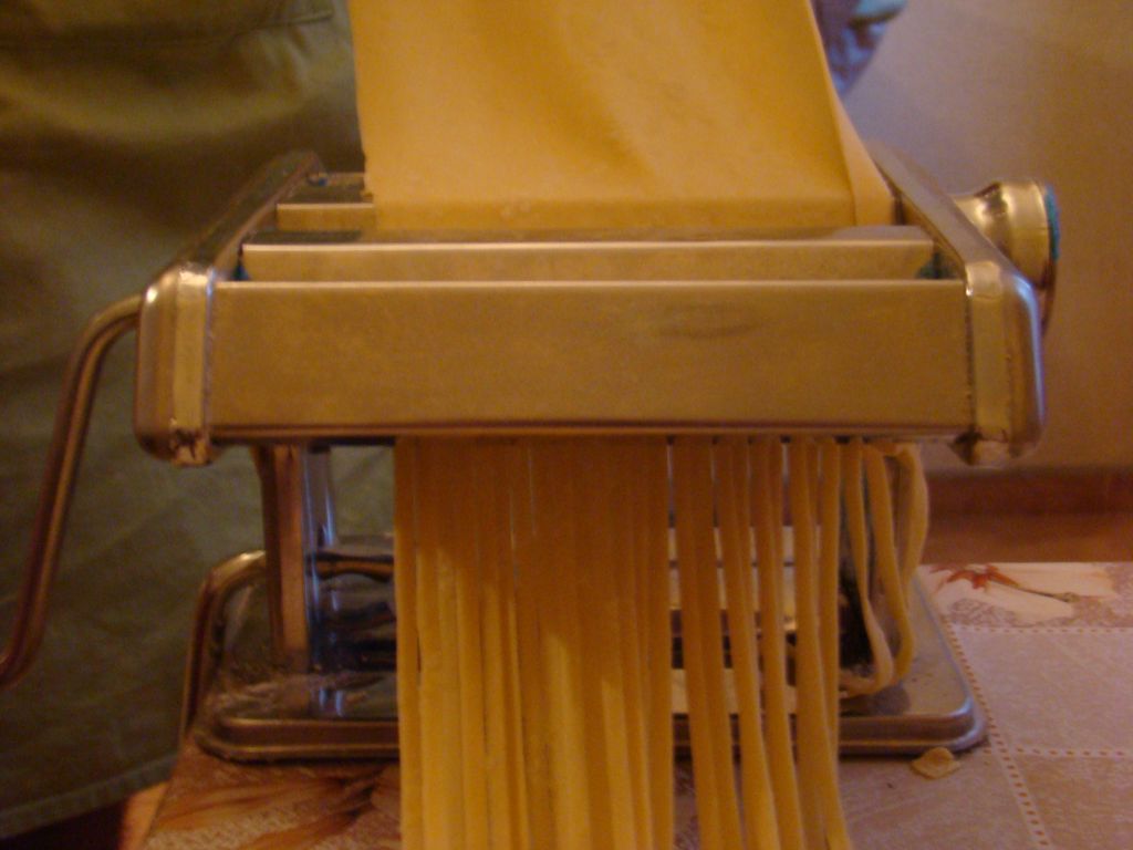 Making noodles using macaroni machine