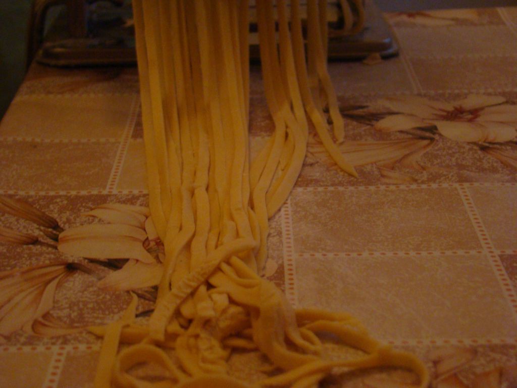Making noodles using macaroni machine