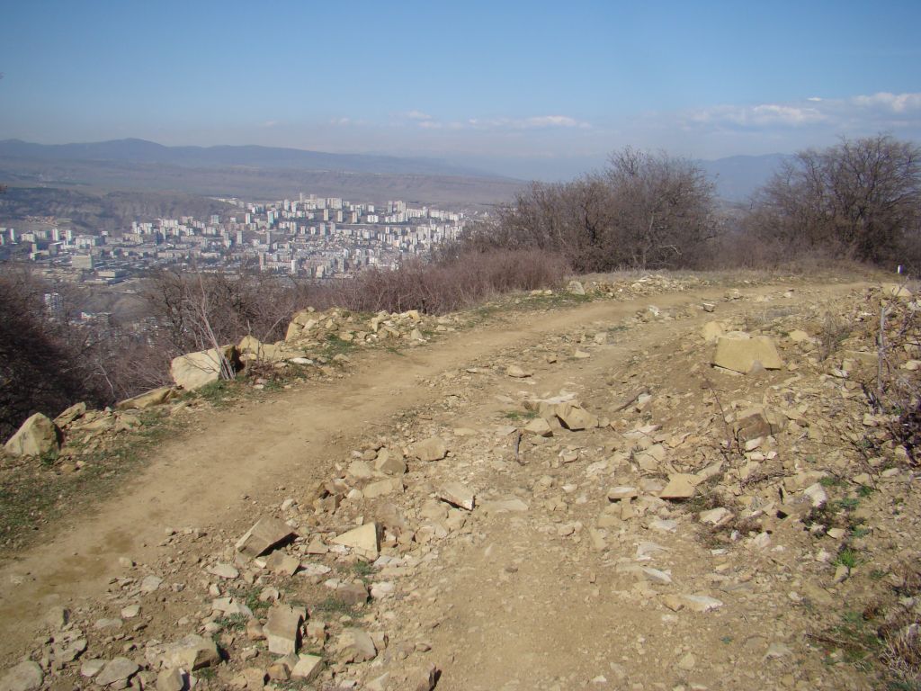 Rocky hiking trails near Turtle Lake