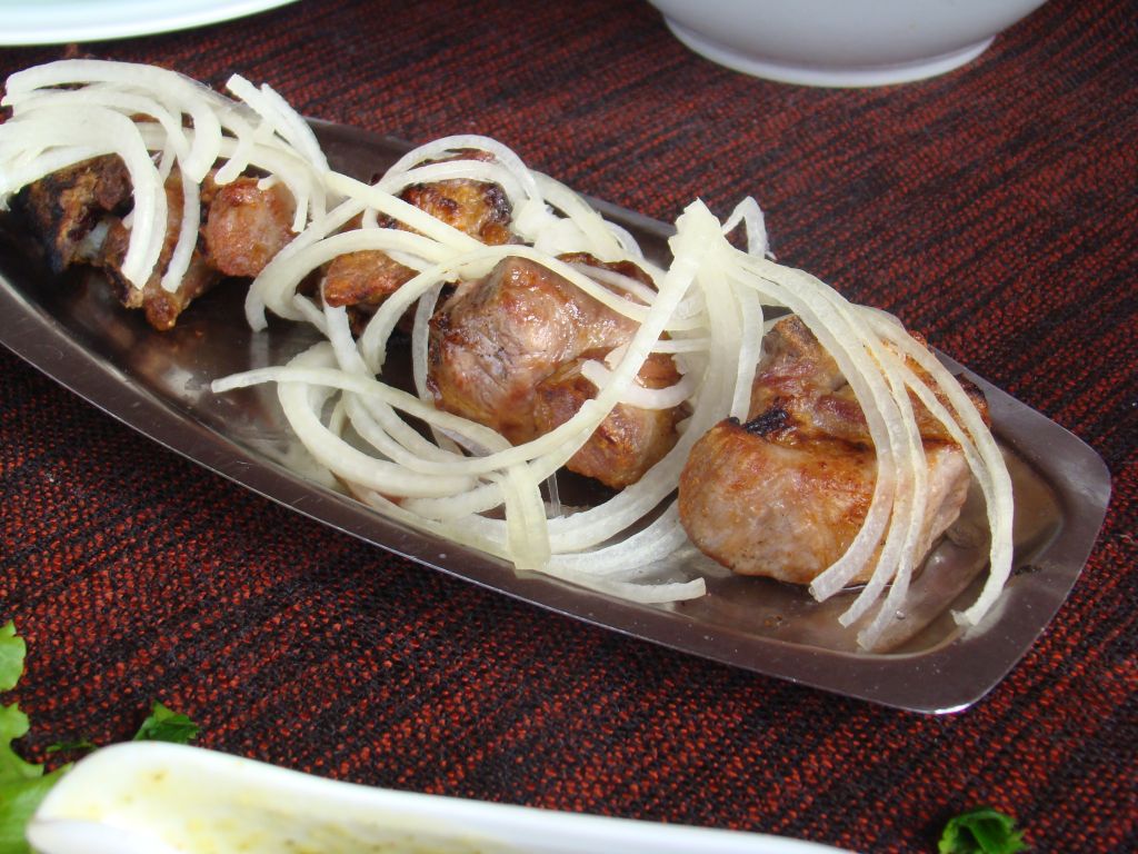 Barbecue with sliced onions