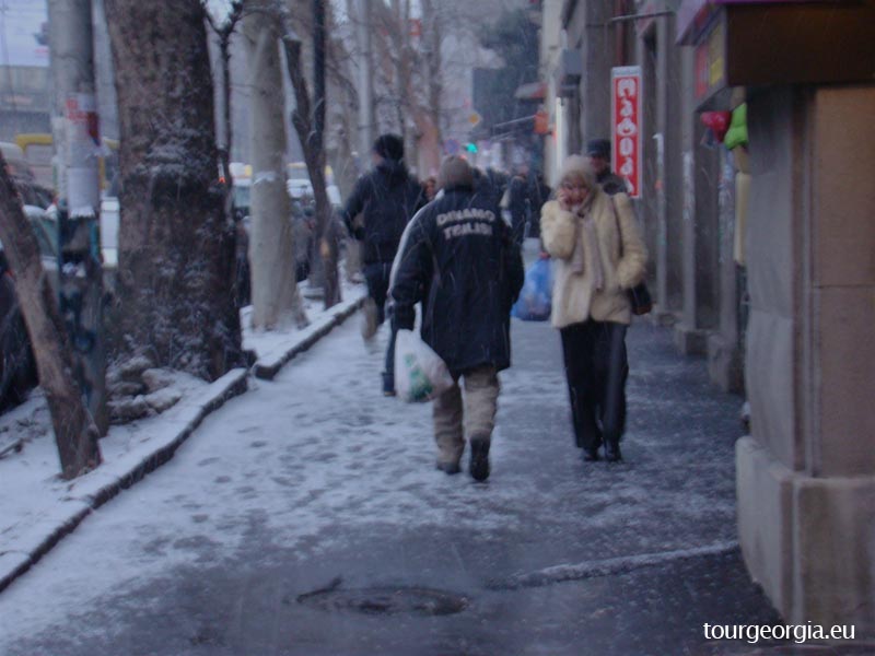 Its snowing on Tamar Mephe street