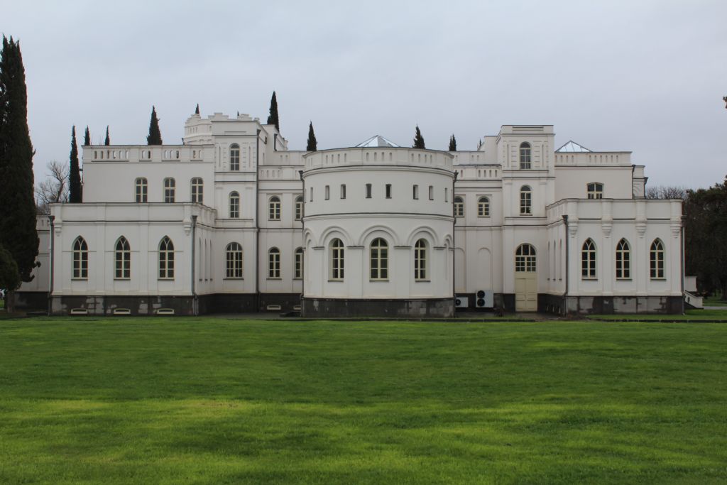 Château Mukhrani front view