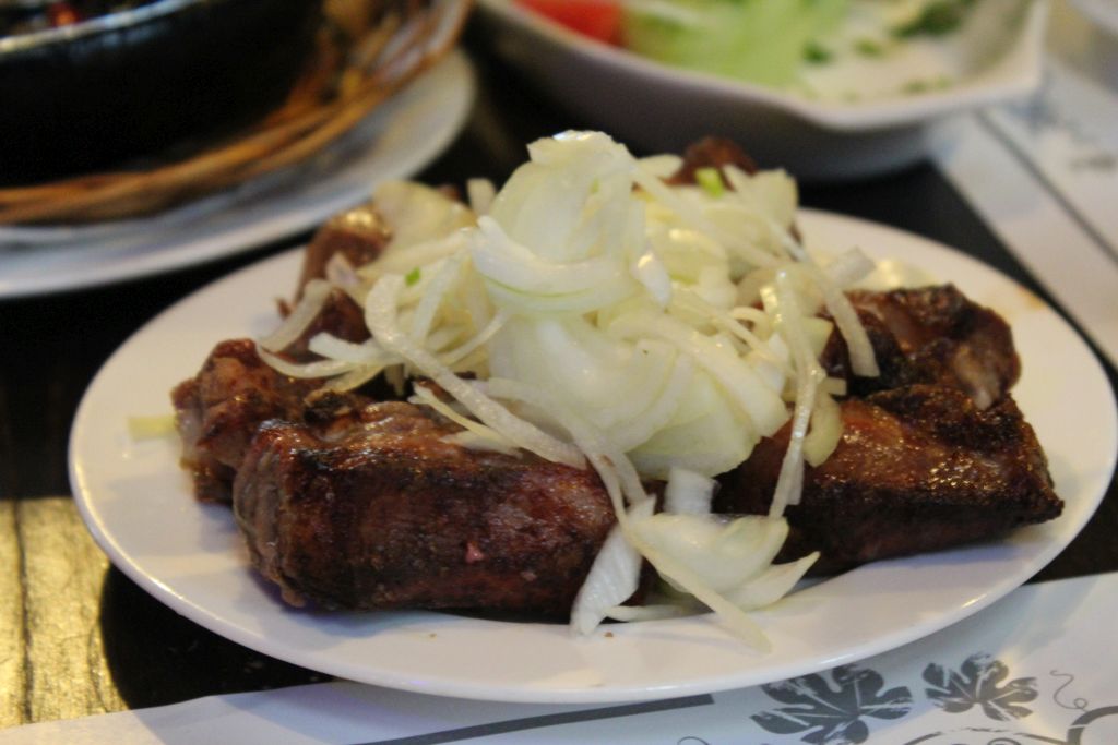 Pork barbecue served with sliced onions