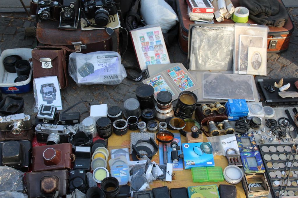 Lens and photo cameras at Dry Bridge market