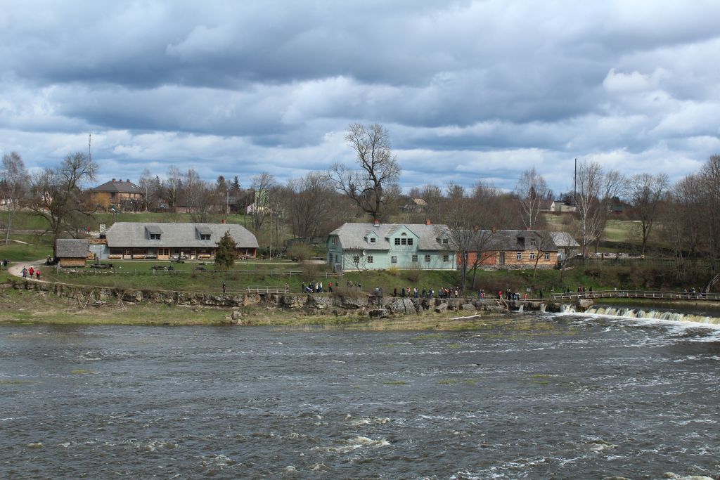 Folks gathering to observe flying fish over Venta rapid