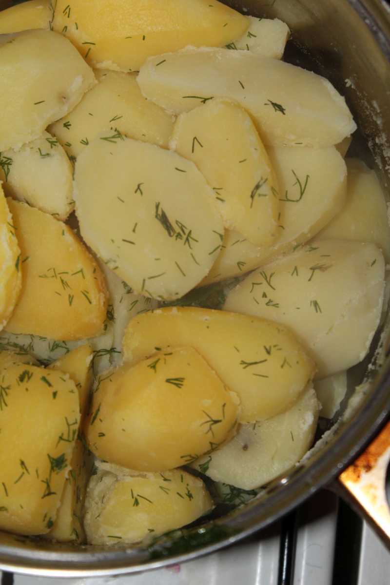 Boiled potatoes with dills