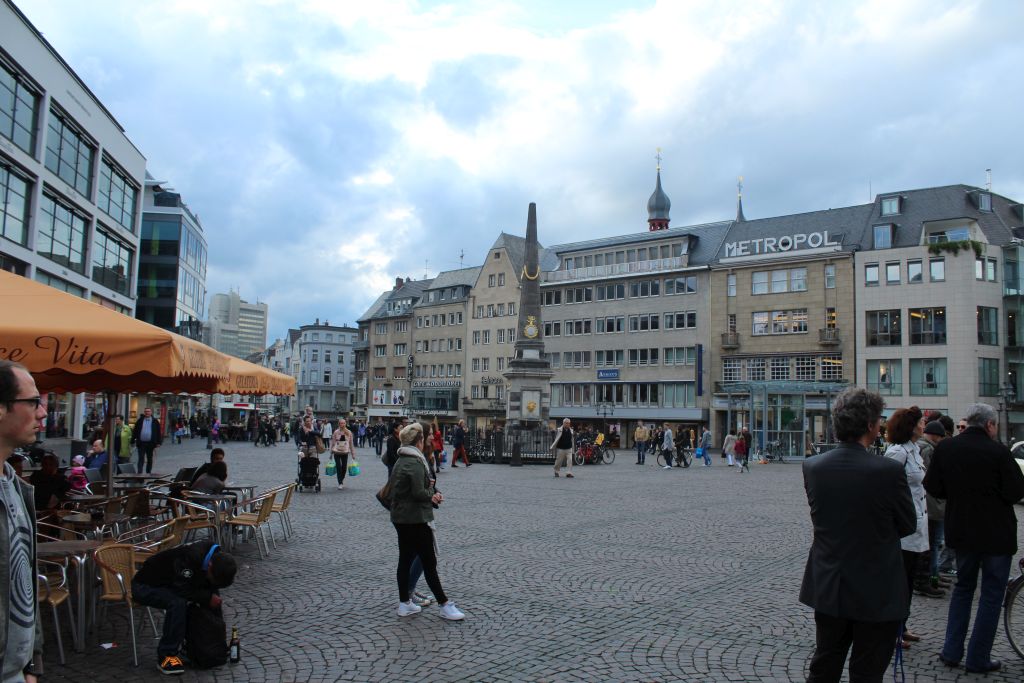Lively marketplace at Bonn, Germany