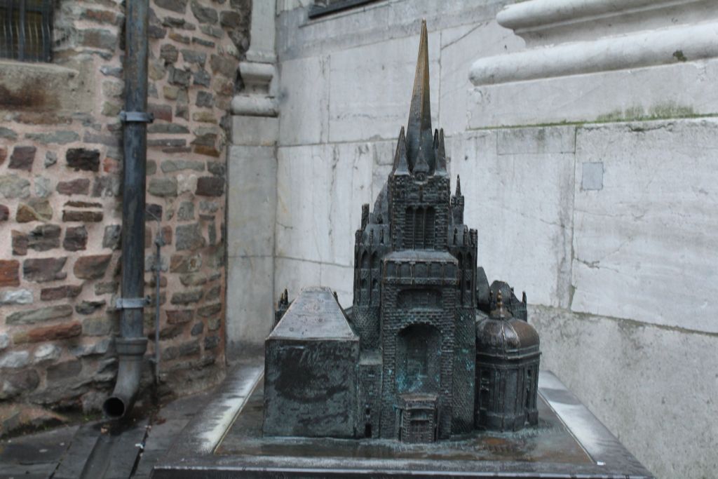 Mini version of Aachen Cathedral for blinded people