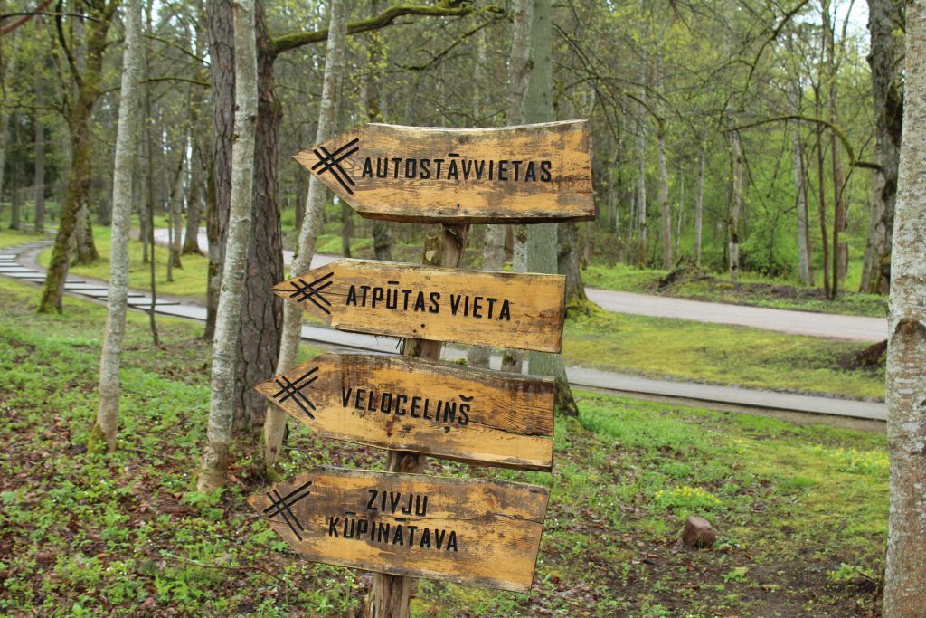 Tourist signs near Kazdanga Mill lake