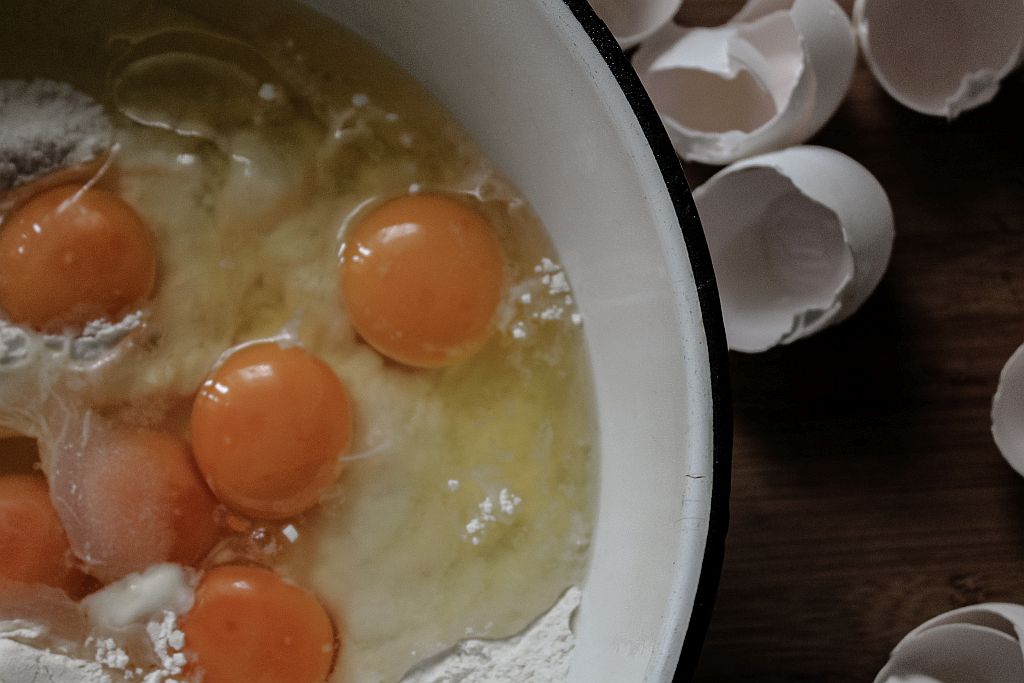 Preparing fresh egg pasta