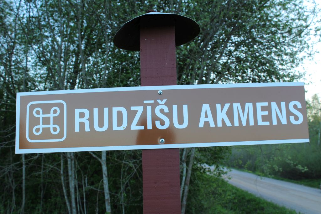 Tourist sign indicating road to Rudzisu stone