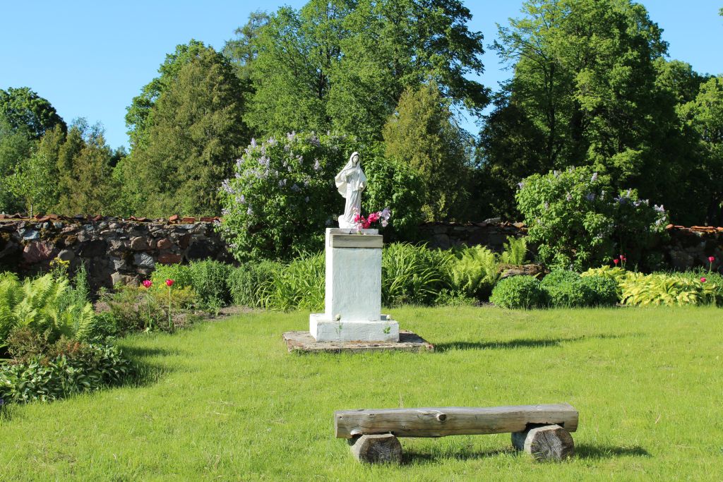 The statue of the Holy Virgin Mary at Lēnu church garden