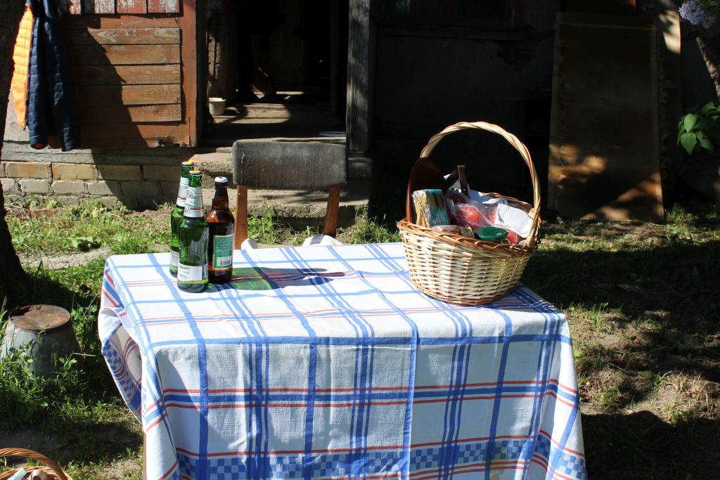 Preparing table for a barbecue set