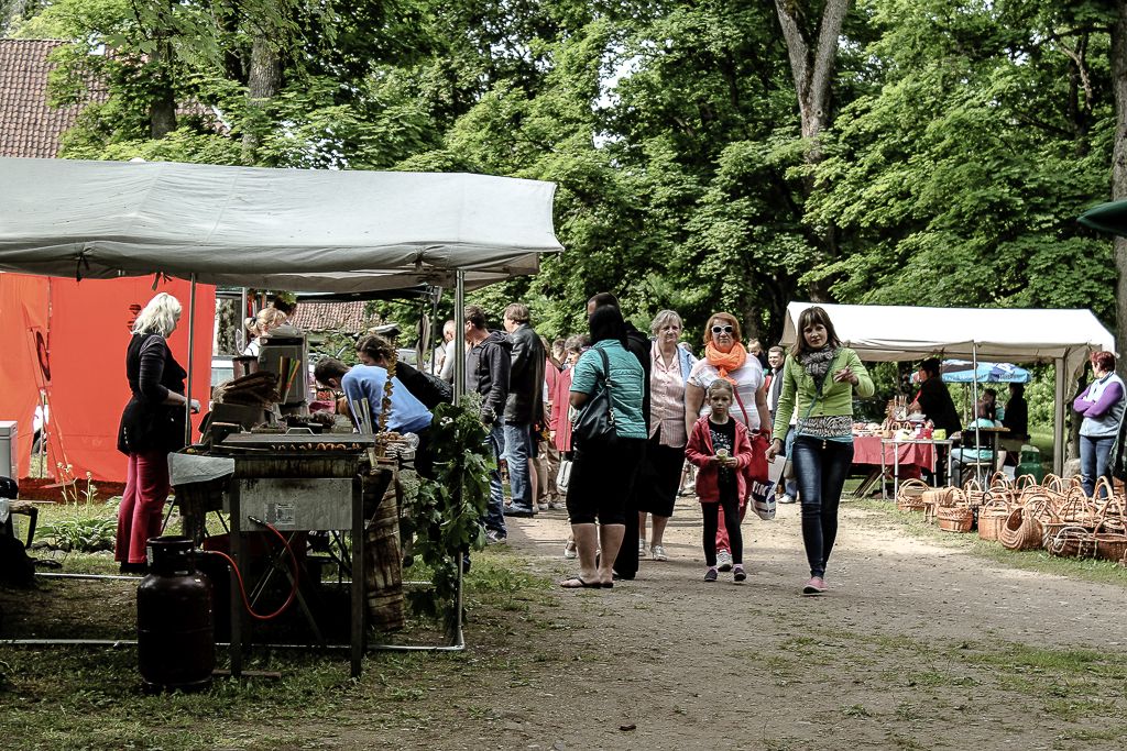 Visitors of Emila market (Edole castle)