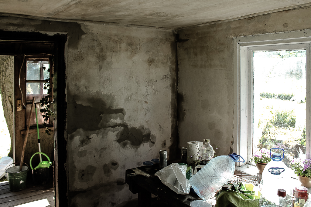 Plastering walls with plaster mixture