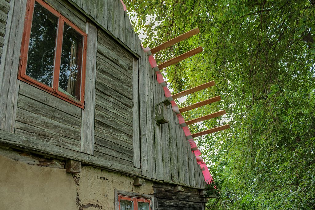 Lathing stretching over roof edge