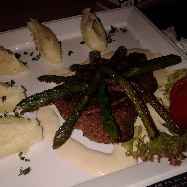 Steak served with mashed potatoes and green asparagus