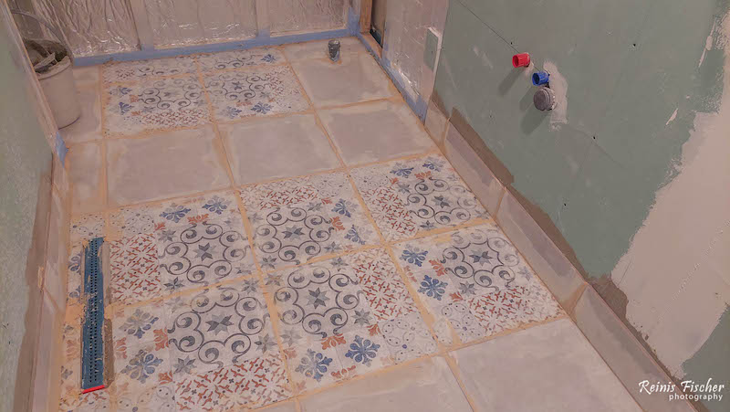 Seaming tiles in the bathroom
