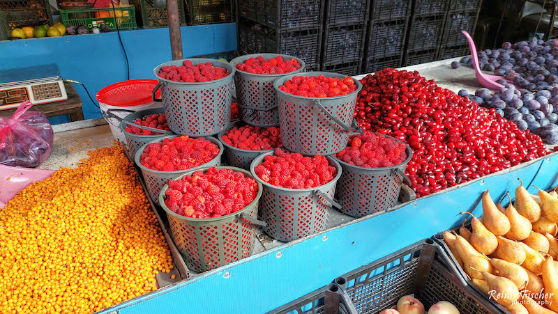 sea buckthorn and Raspberry for sale at Navtlugi market