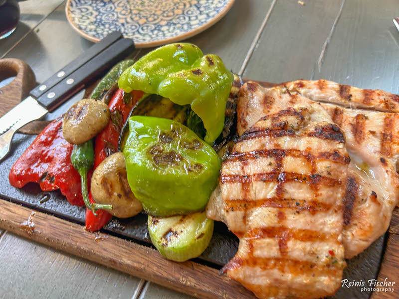 Grilled chicken with vegetables