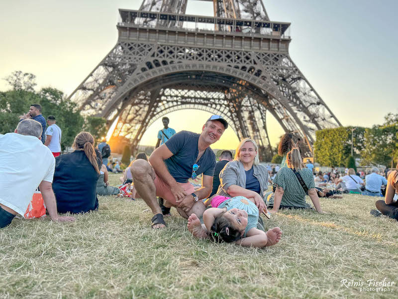 Enjoying picnic at Eiffel tower