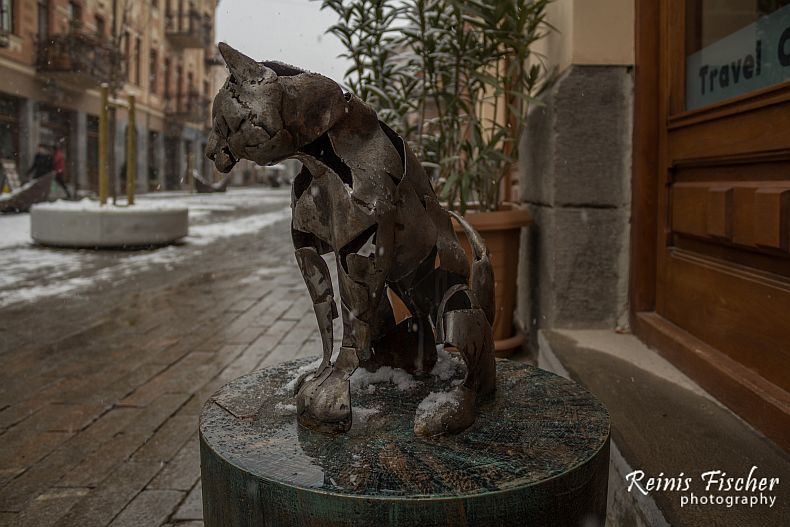 Metal cat overlooking David Aghmeneshabeli street in Tbilisi