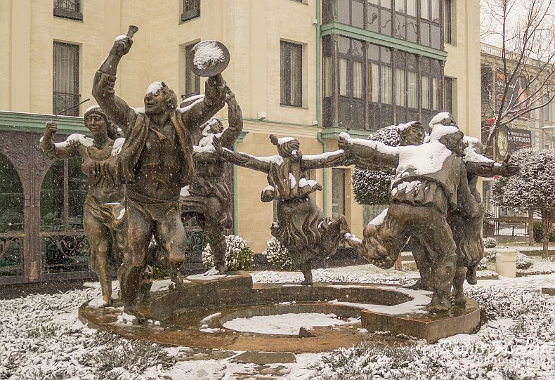 Dancing sculptures near Shardeni